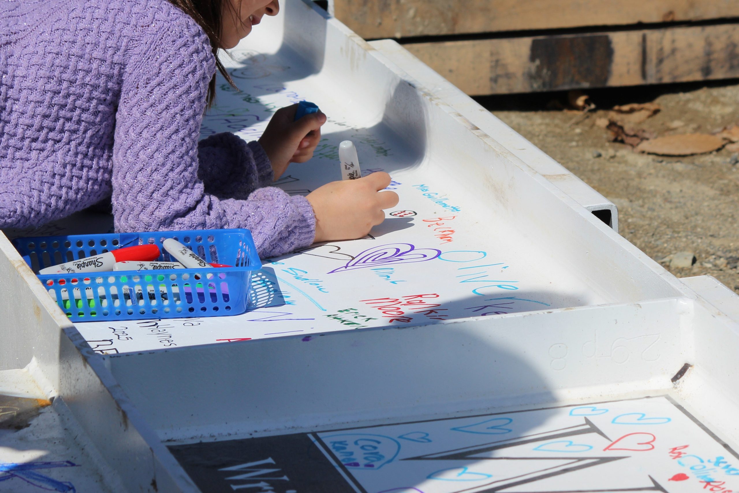 child signs a constructoin beam