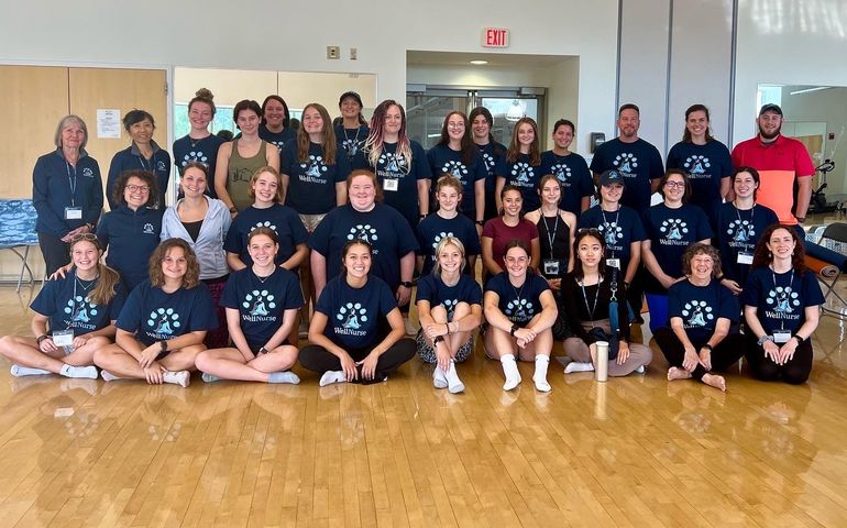 3 lines of people in gym