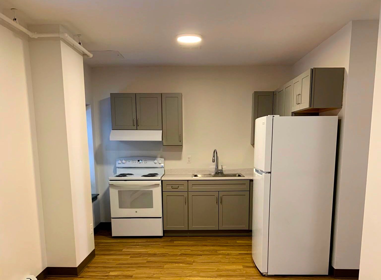 A room has kitchen applicances.