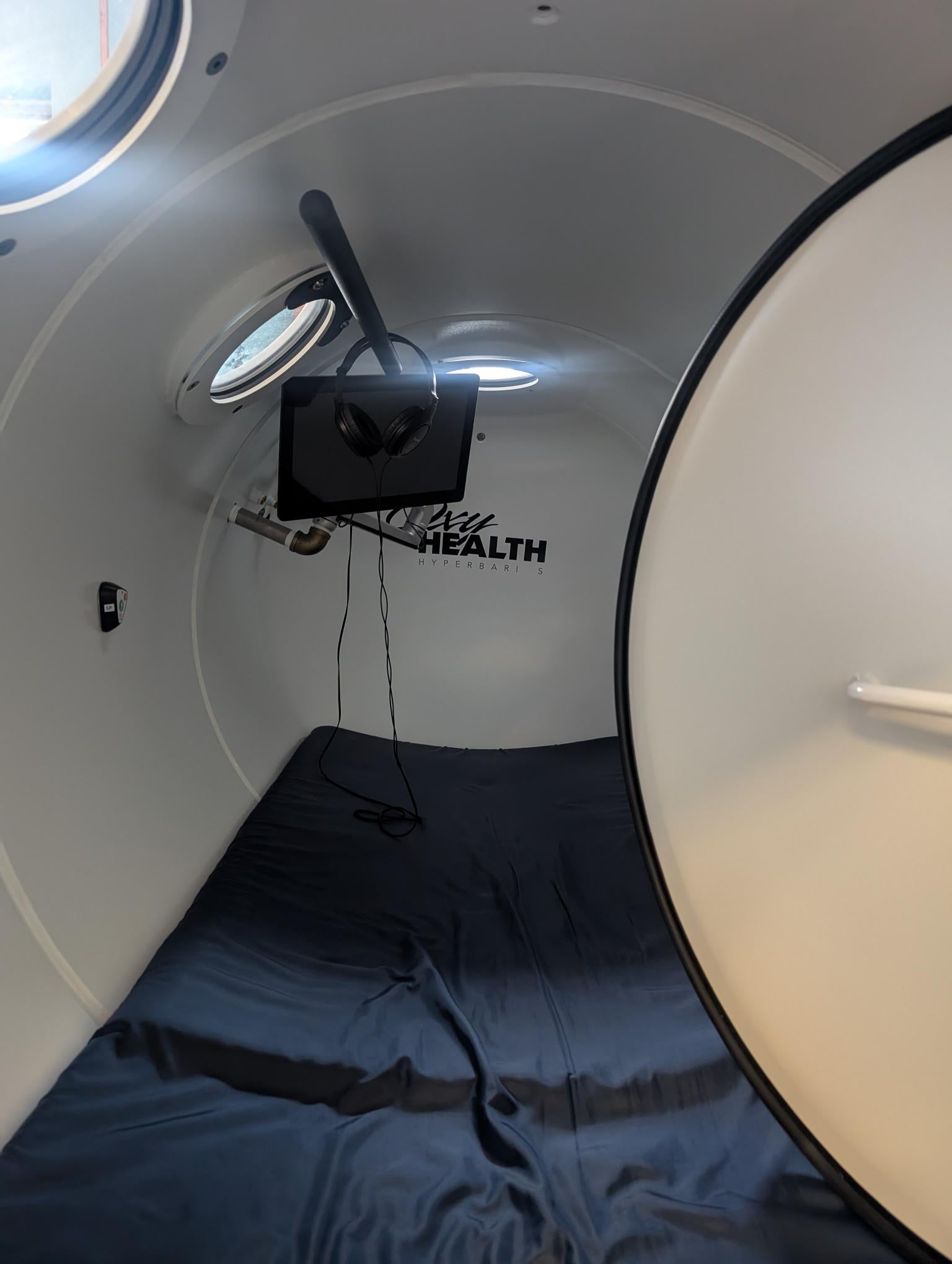 A cylinder has a pad and a monitor.