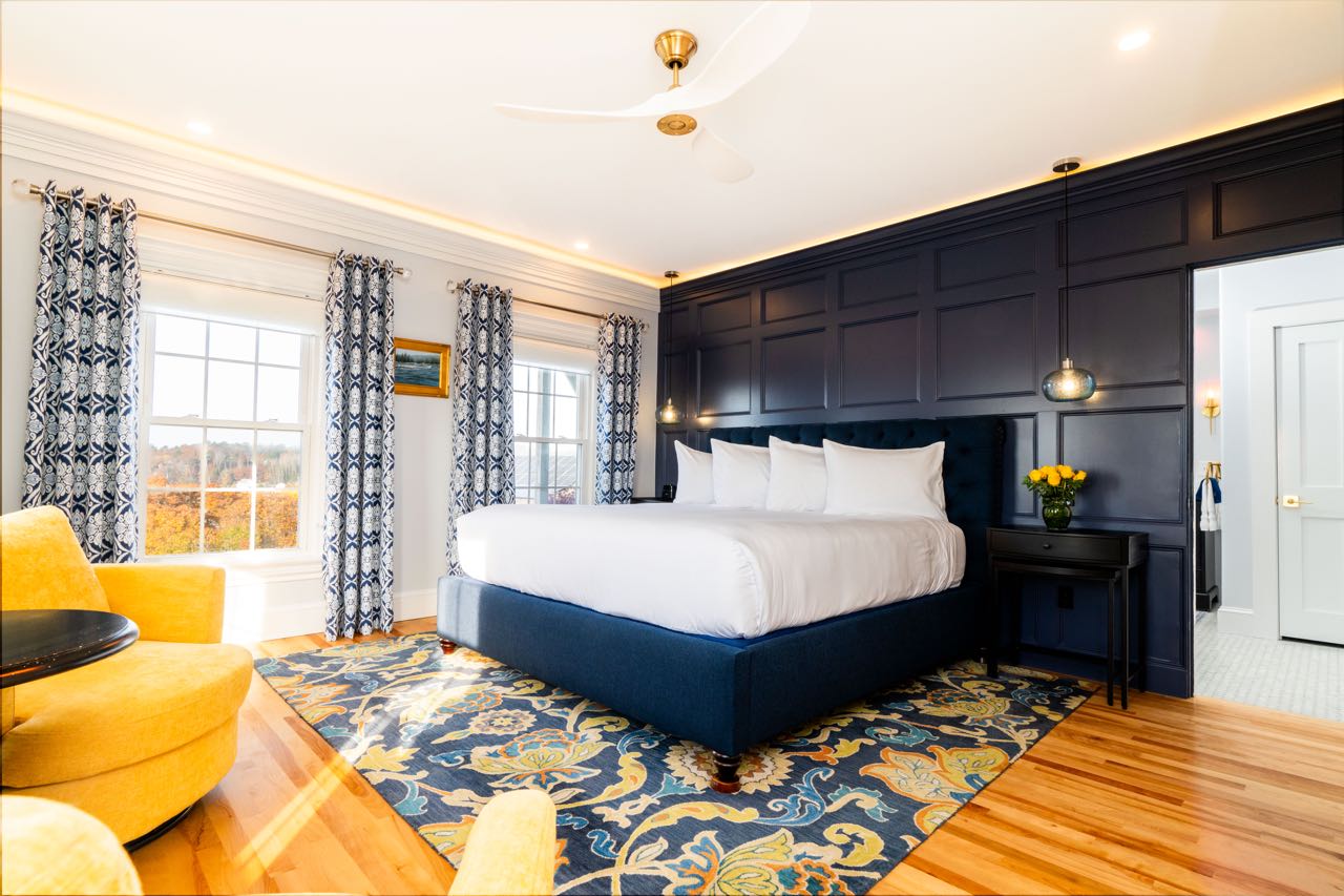 A room had a bed and fancy carpet.