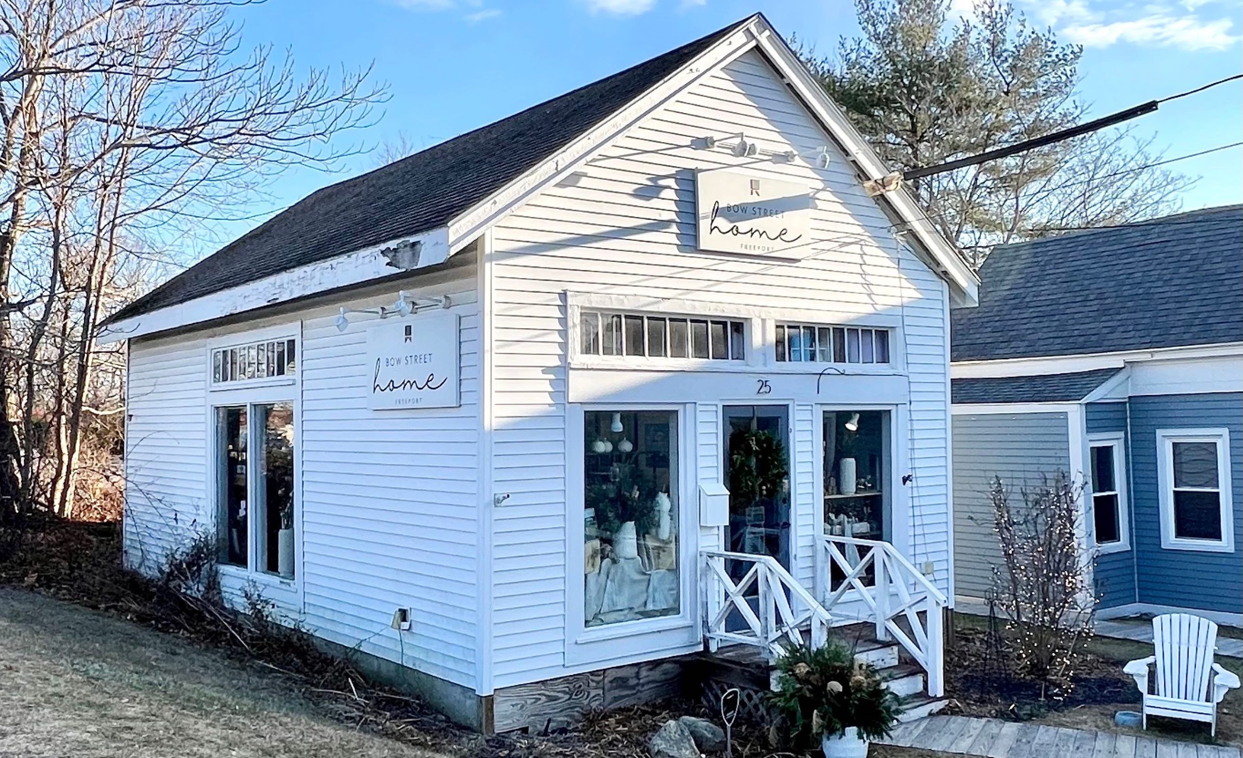 A white store was listed and sold by Porta & Co.